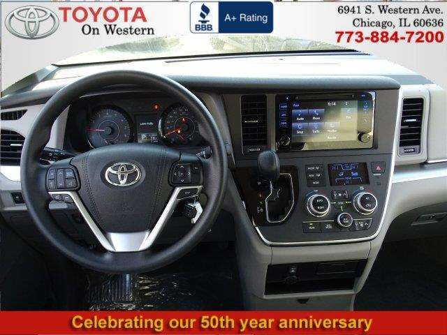 Toyota Sienna 2017 photo 8